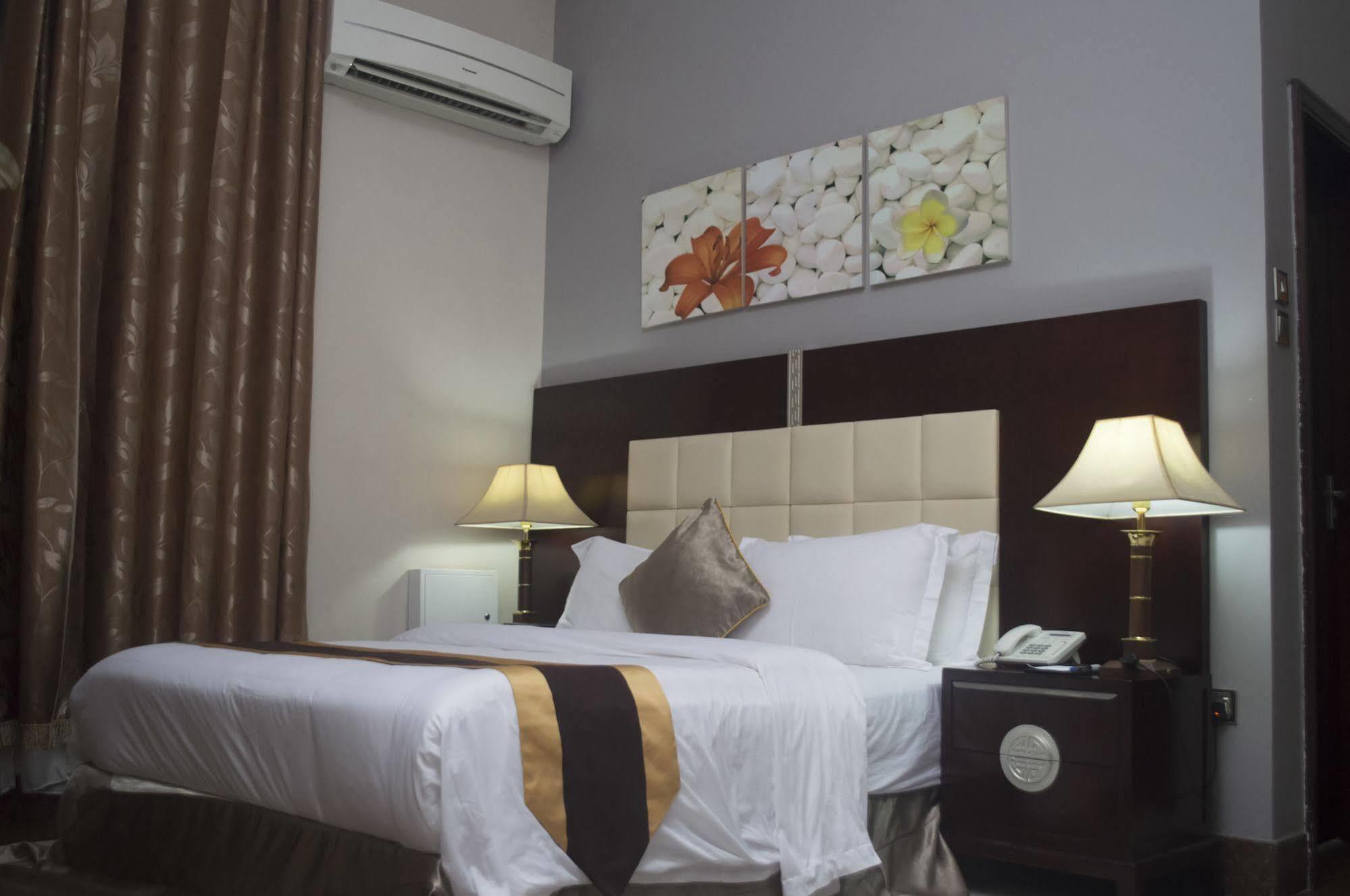 Grandbee Suites Ikeja Zewnętrze zdjęcie